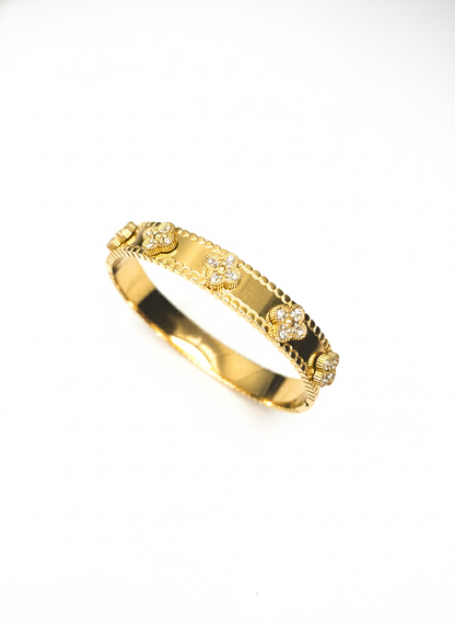 Sparkling Clover Gold Bangle