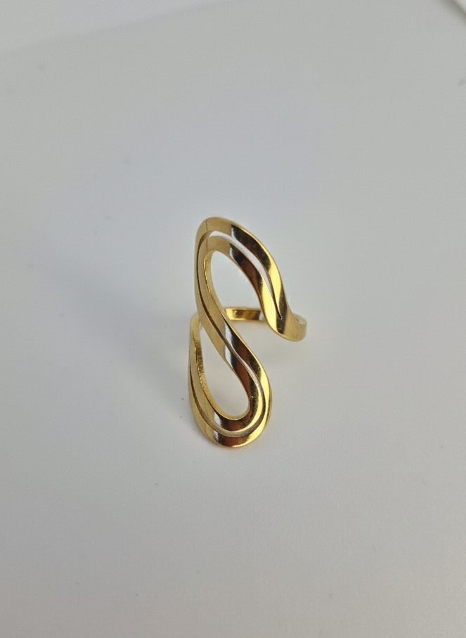 Gold Fluid Curve Ring